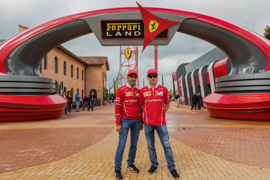  Kimi Raikkonen ha visitato per la prima volta Ferrari Land, l’unico parco tematico in Europa dedicato al Cavallino. Accompagnato da Marc Gene, il pilota finlandese si  divertito a provare le attrazioni a cominciare dall’acceleratore verticale Red Force: il roller coaster pi alto e pi veloce in Europa